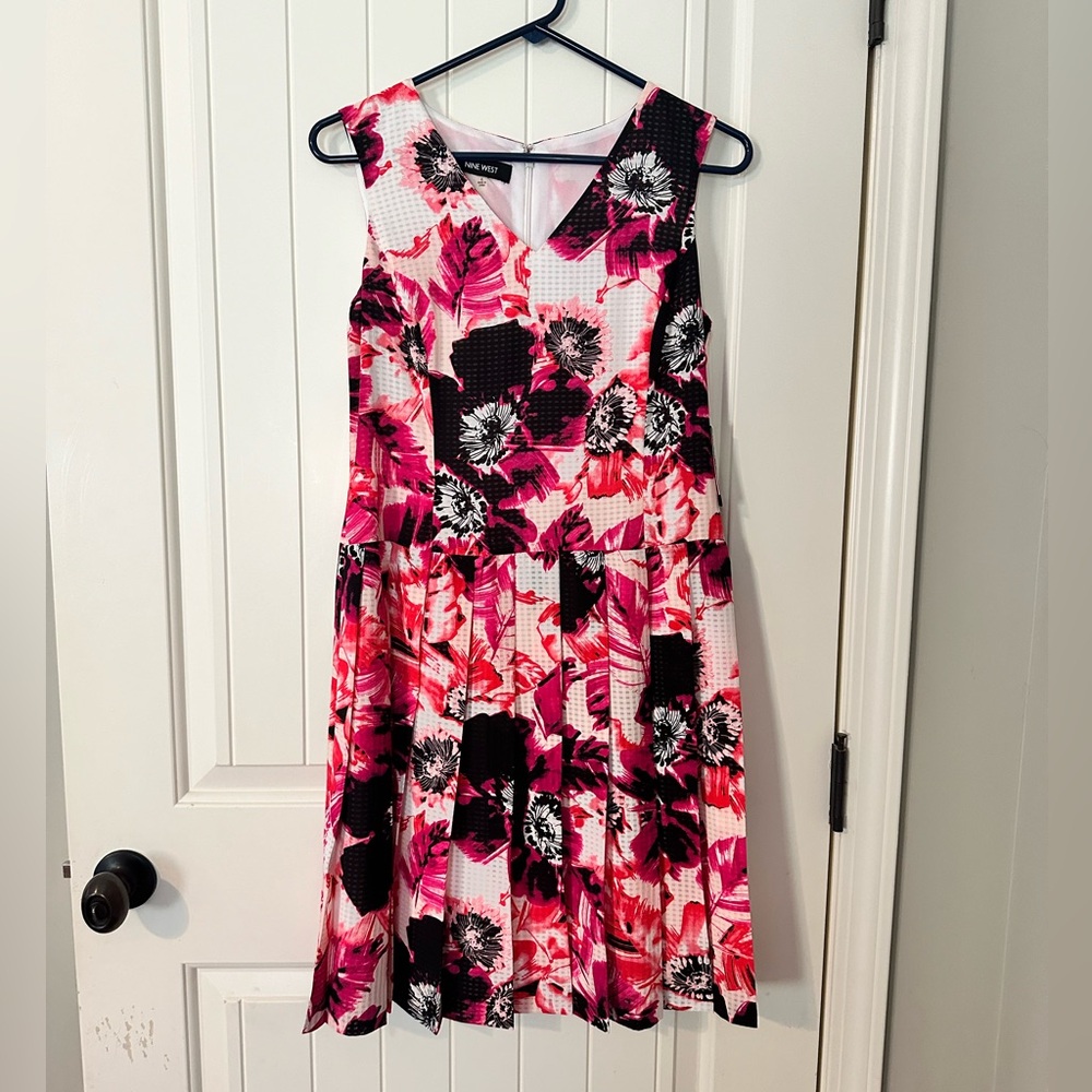 Nine West NWT v-neck rose combo pleated dress women’s size 4